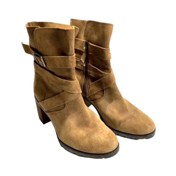 NWOB Clarks Artisan Brown Suede Mid Shaft Boots Malvet Doris Size 7.5 - Picture 1 of 13